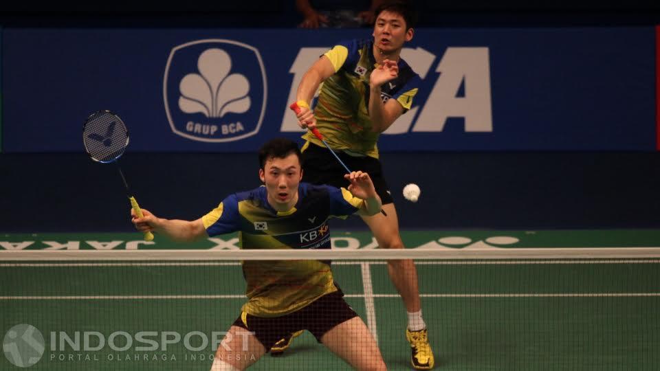 Ganda putra Korea Lee Yong Dae/Yoo Yeon Seong mengembalikan shuttlecock ke arah ganda Denmark Kim Astrup/Anders Skaarup Rasmussen.